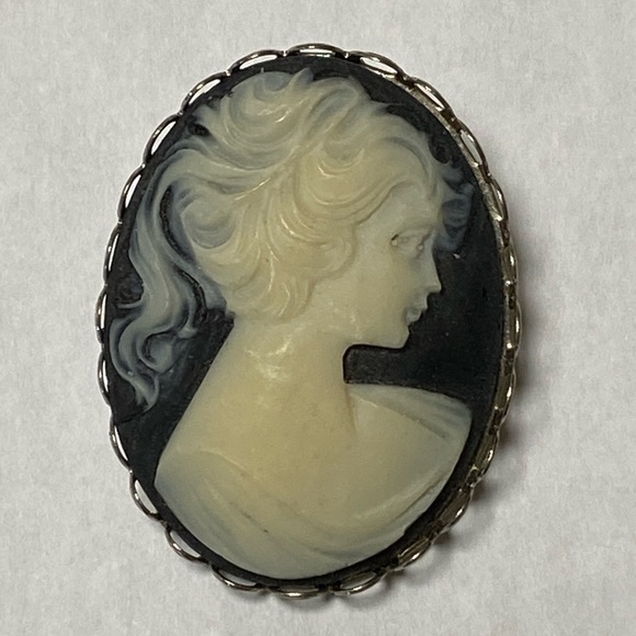 Jewelry - VINTAGE CAMEO BROOCH